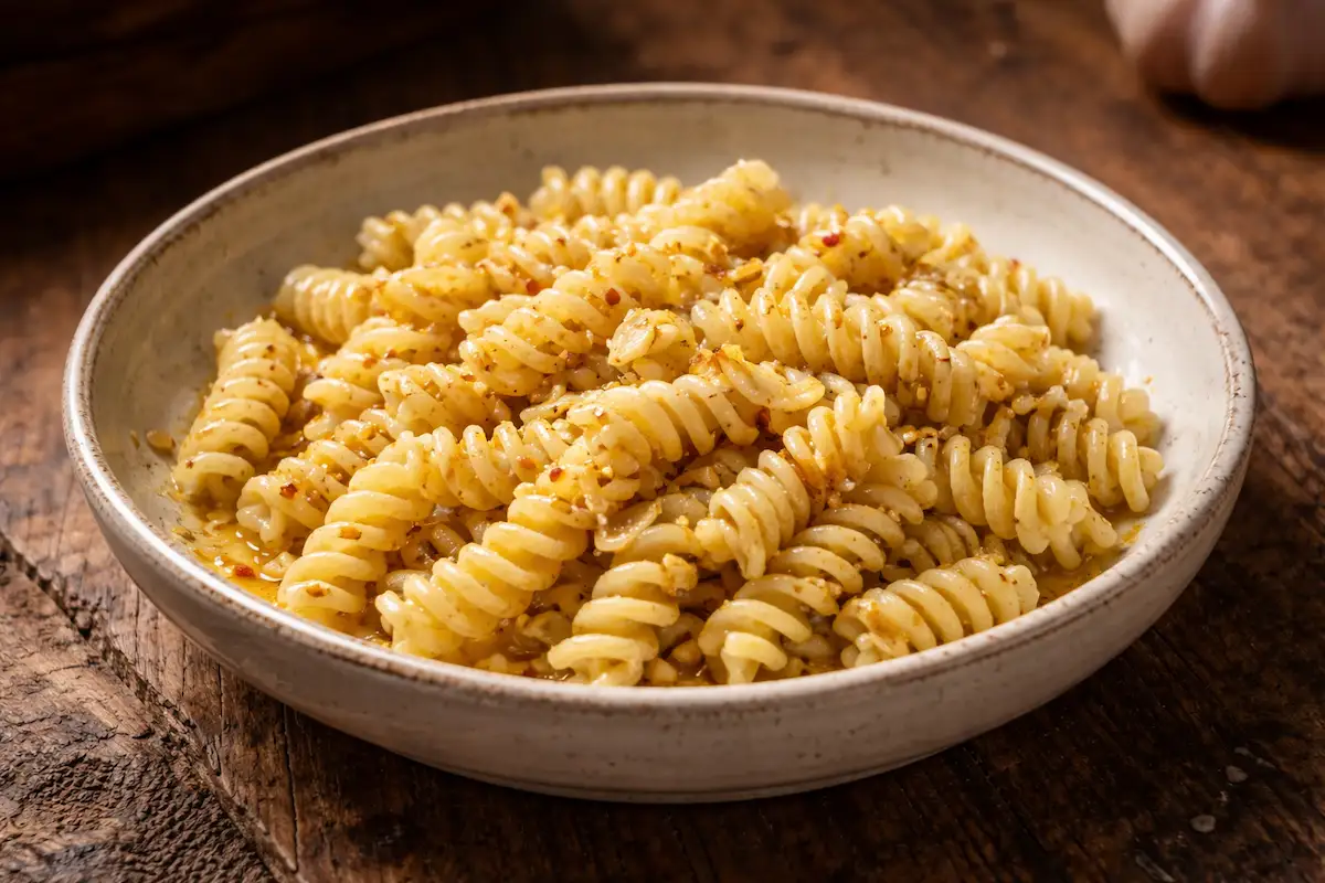 Brza tjestenina sa bijelim lukom i maslinovim uljem recept